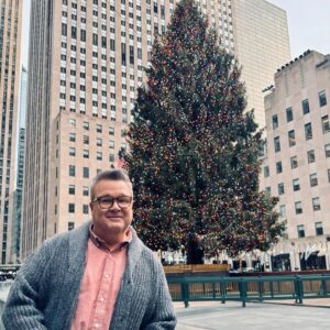 Eric Stonestreet Instagram - Quick trip to nyc. 
Got to say hi to the great @alroker and I met and chatted with couple @nypd officers by this giant tree they have there.