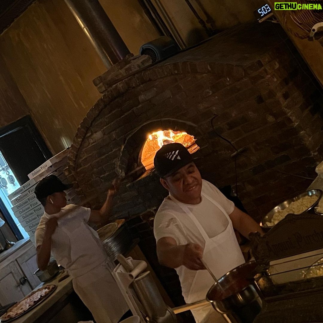 Eric Stonestreet Instagram - Made it to the legendary @lucali_bk in Brooklyn and lemme tell ya. Unreal food. Unreal ambiance. Unreal staff. Unreal everything! Thanks Mark! #pizza