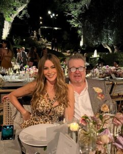 Eric Stonestreet Instagram - Haven’t seen @sofiavergara in two years and after sitting next to her for two minutes….she’s still got it!