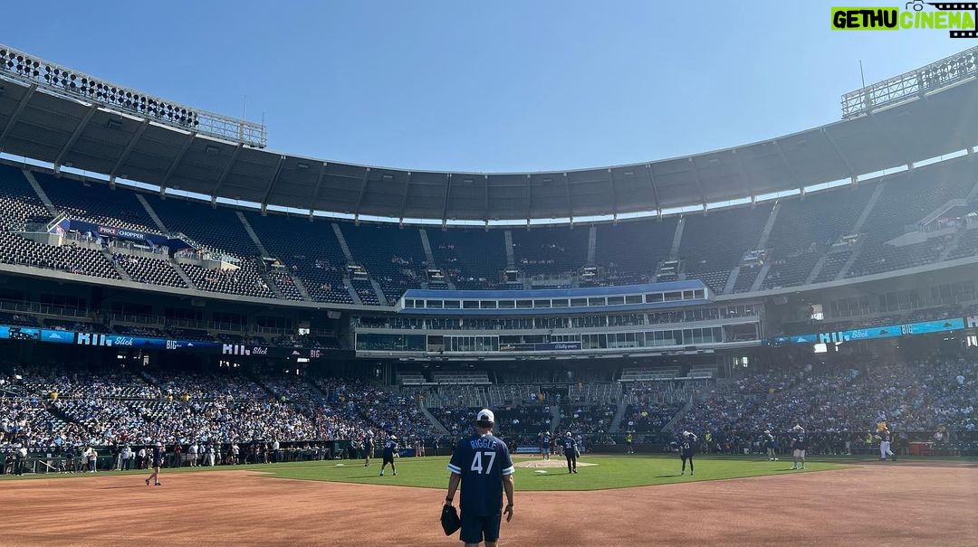 Eric Stonestreet Instagram - Thank you to everyone who made this such a successful weekend. We raised over 3.5 million for@childrensmercy. Our friends always are so excited to come to kc and first timers can’t wait to come back. You never disappoint Kansas City. Thank you.