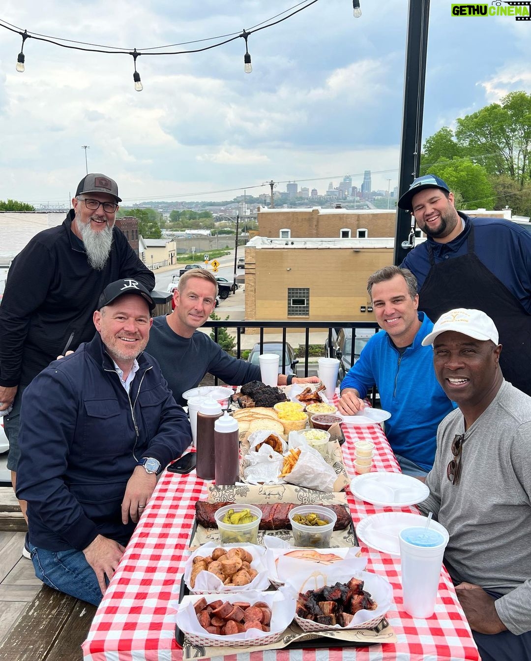 Eric Stonestreet Instagram - When my pals come to kc, gotta take ‘em for some great grub! @slapsbbq