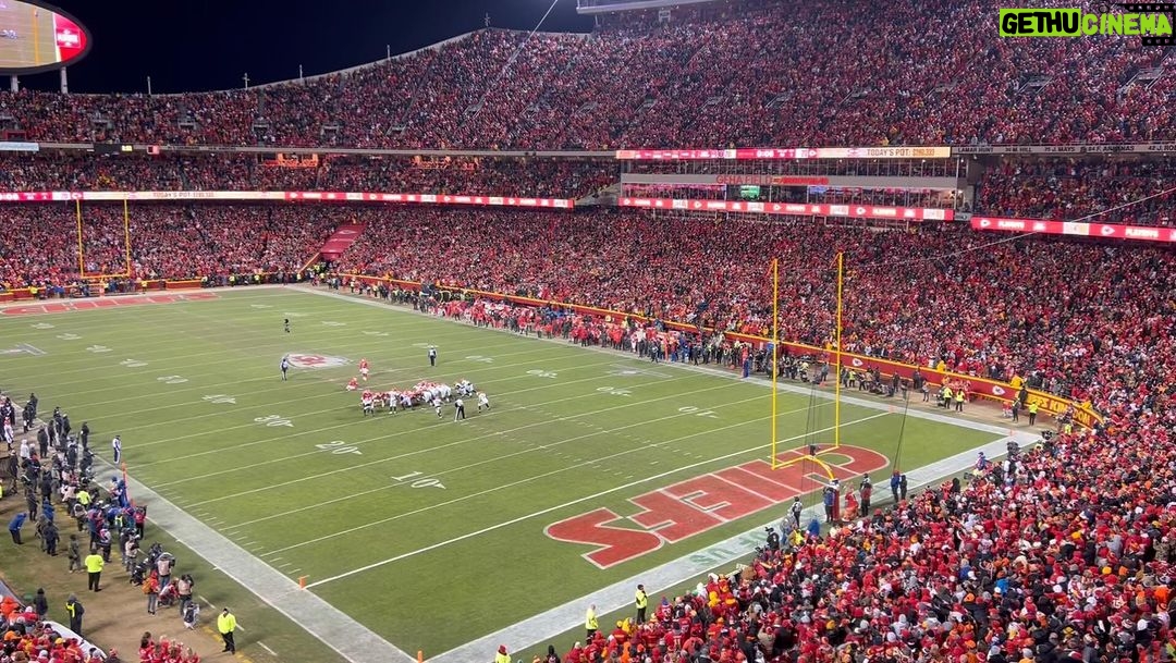 Eric Stonestreet Instagram - Moving on. Fun night at #Arrowhead.