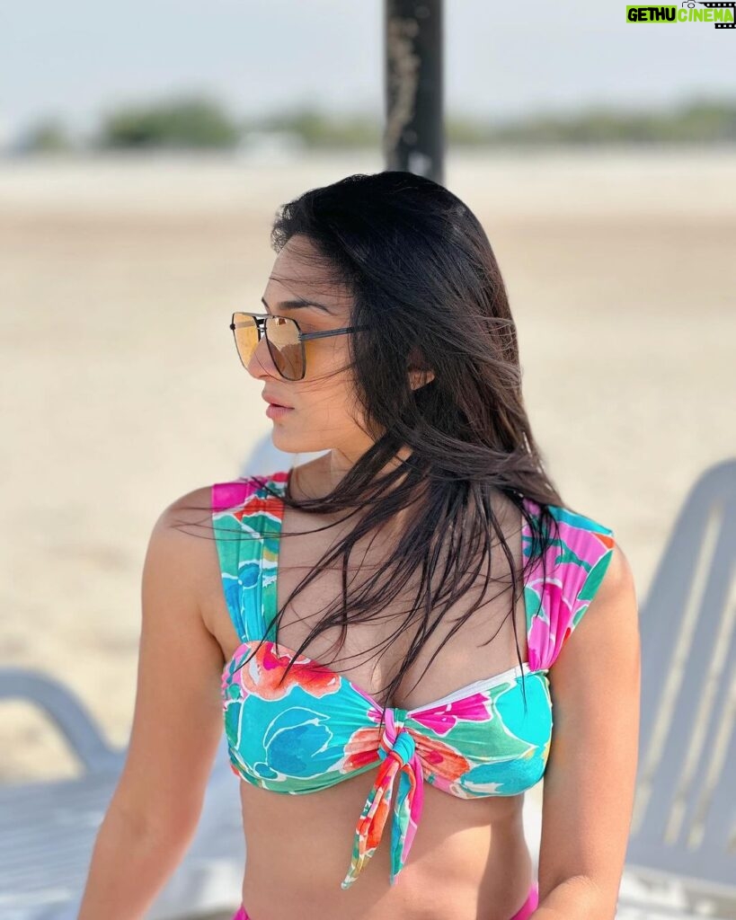 Erica Fernandes Instagram - Beach time where you’re shore to have a good time. 🏖🩴☀👙