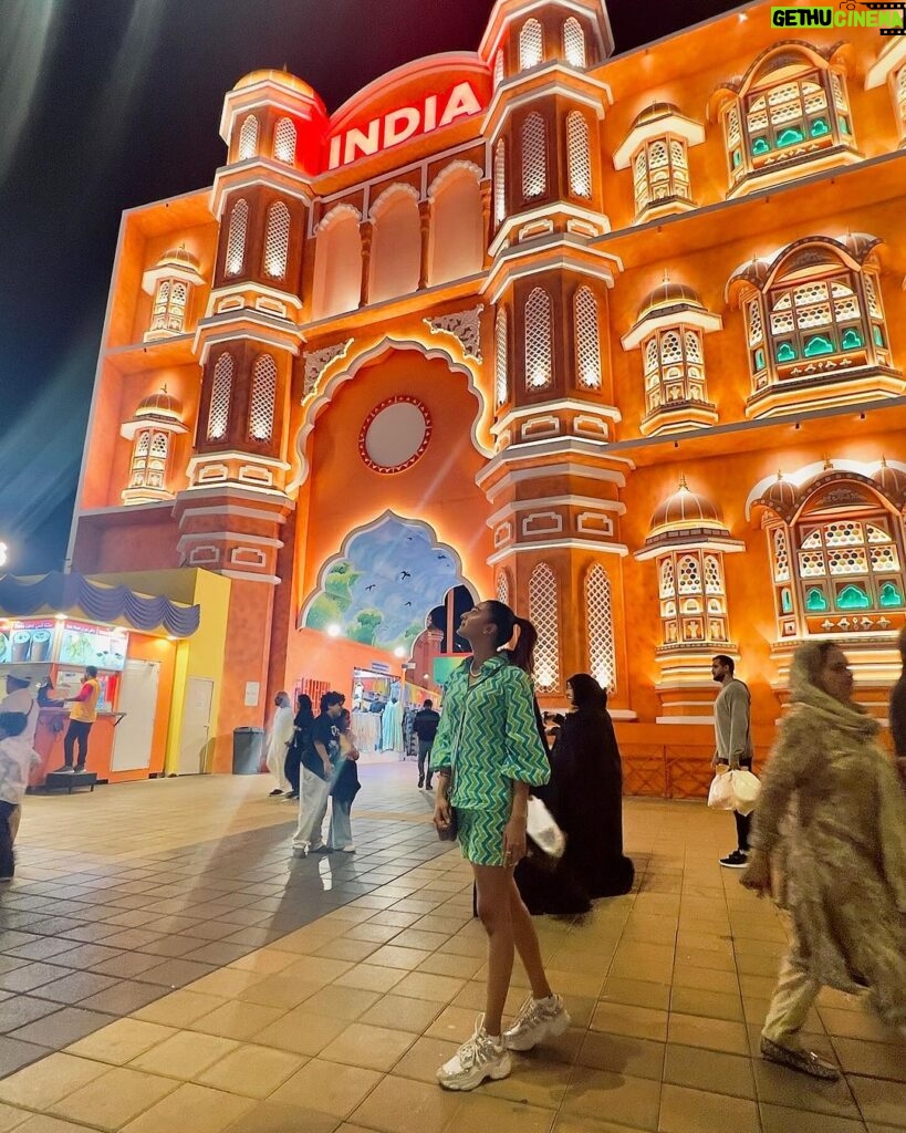 Erica Fernandes Instagram - Exploring the globe without leaving Dubai at Global Village! 🌍 🇦🇪 Thai Food! Alwayyssss! 🤤 Outfit @shopmayurisa @oakpinionpr