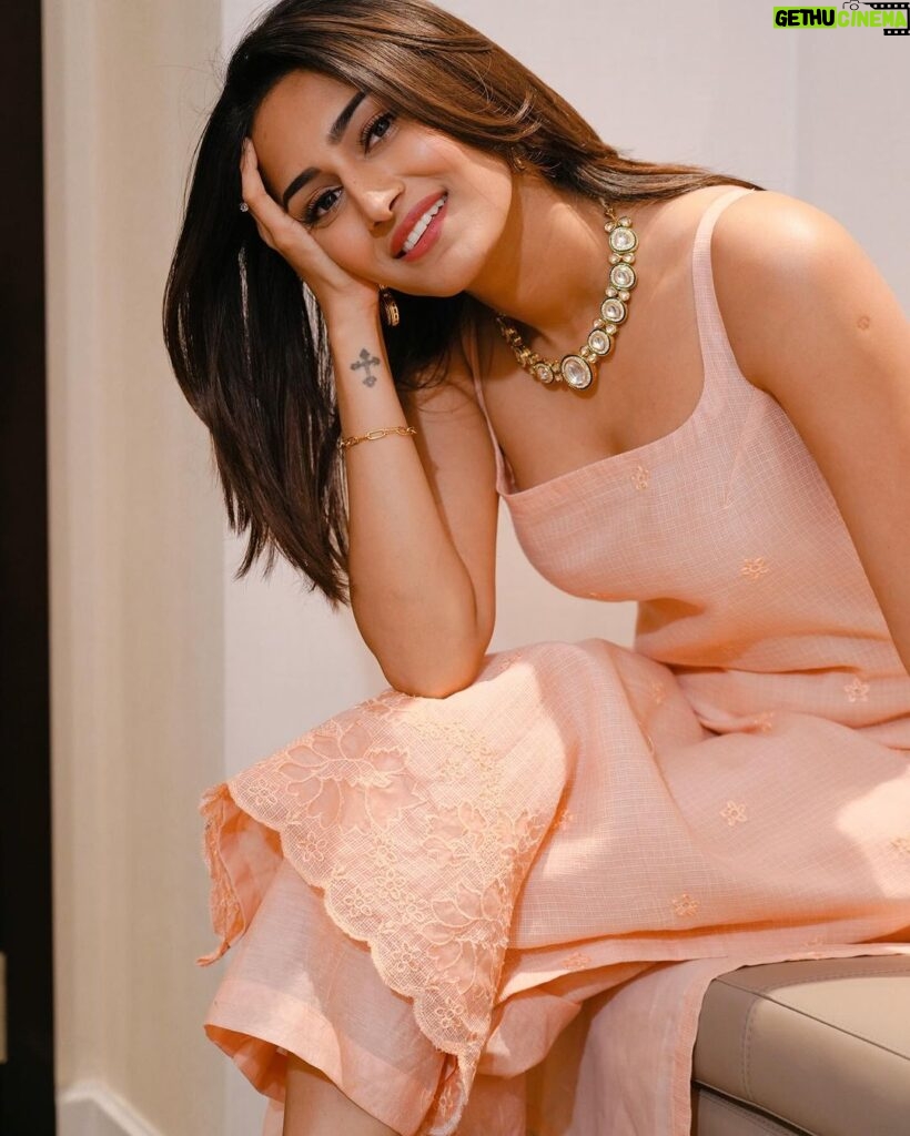 Erica Fernandes Instagram - Just a thought :- And just like that time flies . As we step into a new month, we realize we're already nine months into the year. Soon, we'll be ushering in another new year, only to experience the cycle all over again. Outfit @anjanase_official outfit courtesy @sonyashaikh