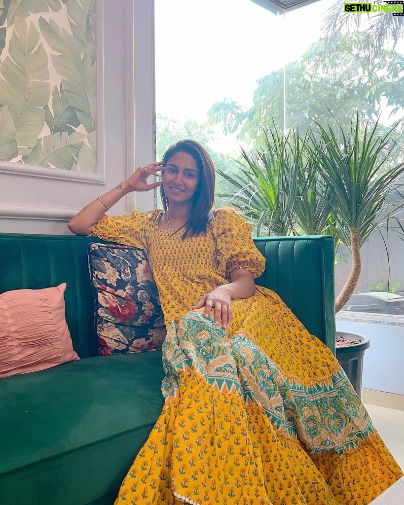 Erica Fernandes Instagram - Easy, breezy, and oh-so-cozy! What's your comfort style? Let me know below! 🌼 #ComfortIsKey outfit @everbloomindia outfit courtesy - @oakpinionpr