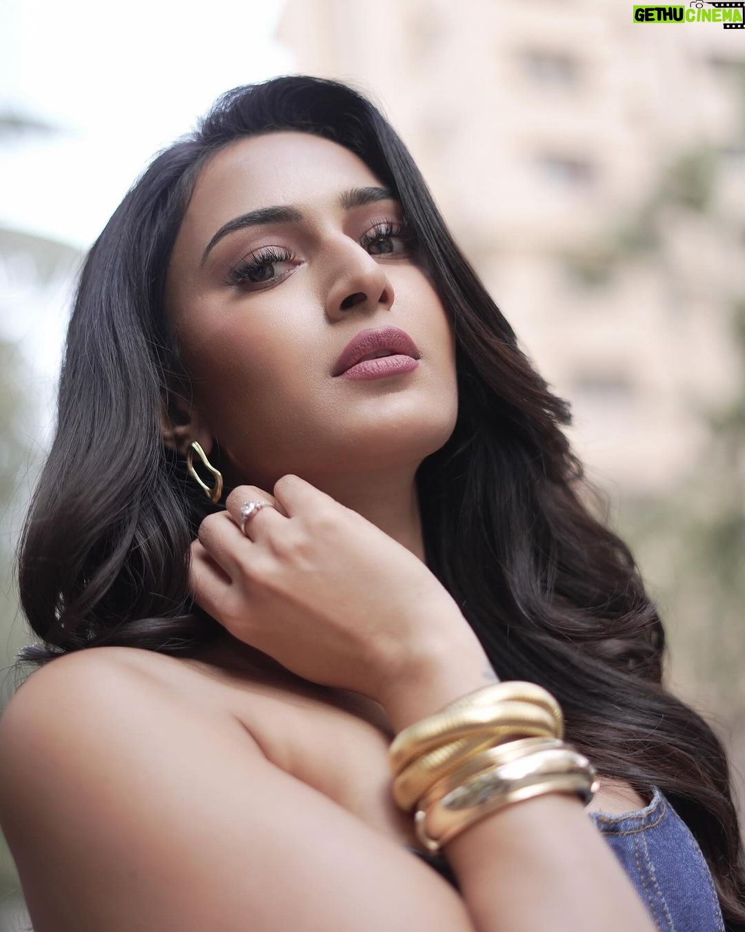 Erica Fernandes Instagram - Denim on denim what a jean-ious idea π Outfit by @freakinsindia Jewellery @timelessjewelsby_s @ishhaara @ascend.rohank Boots by @londonrag_in Outfit courtesy @shrushti_216 Hair by @hair_by_rahulsharma Makeup @makeupbynayan