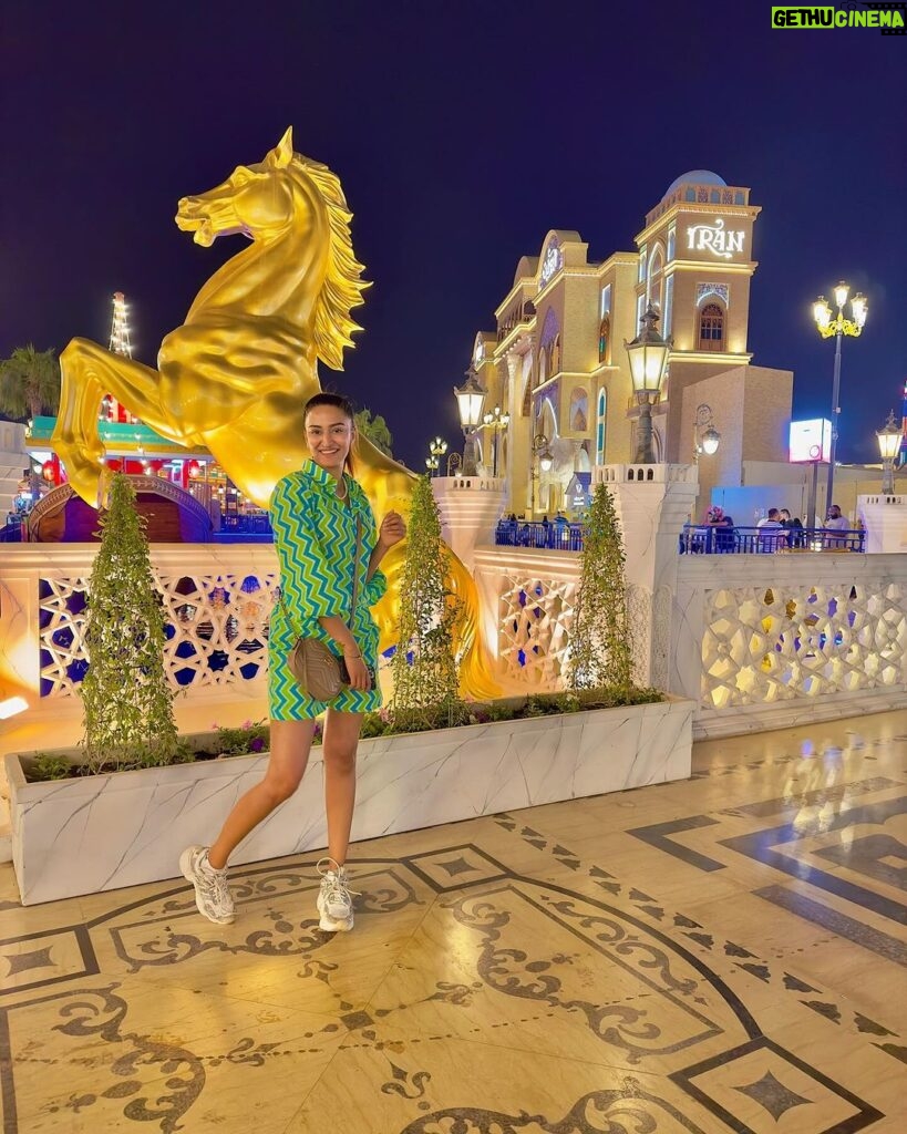 Erica Fernandes Instagram - Exploring the globe without leaving Dubai at Global Village! 🌍 🇦🇪 Thai Food! Alwayyssss! 🤤 Outfit @shopmayurisa @oakpinionpr