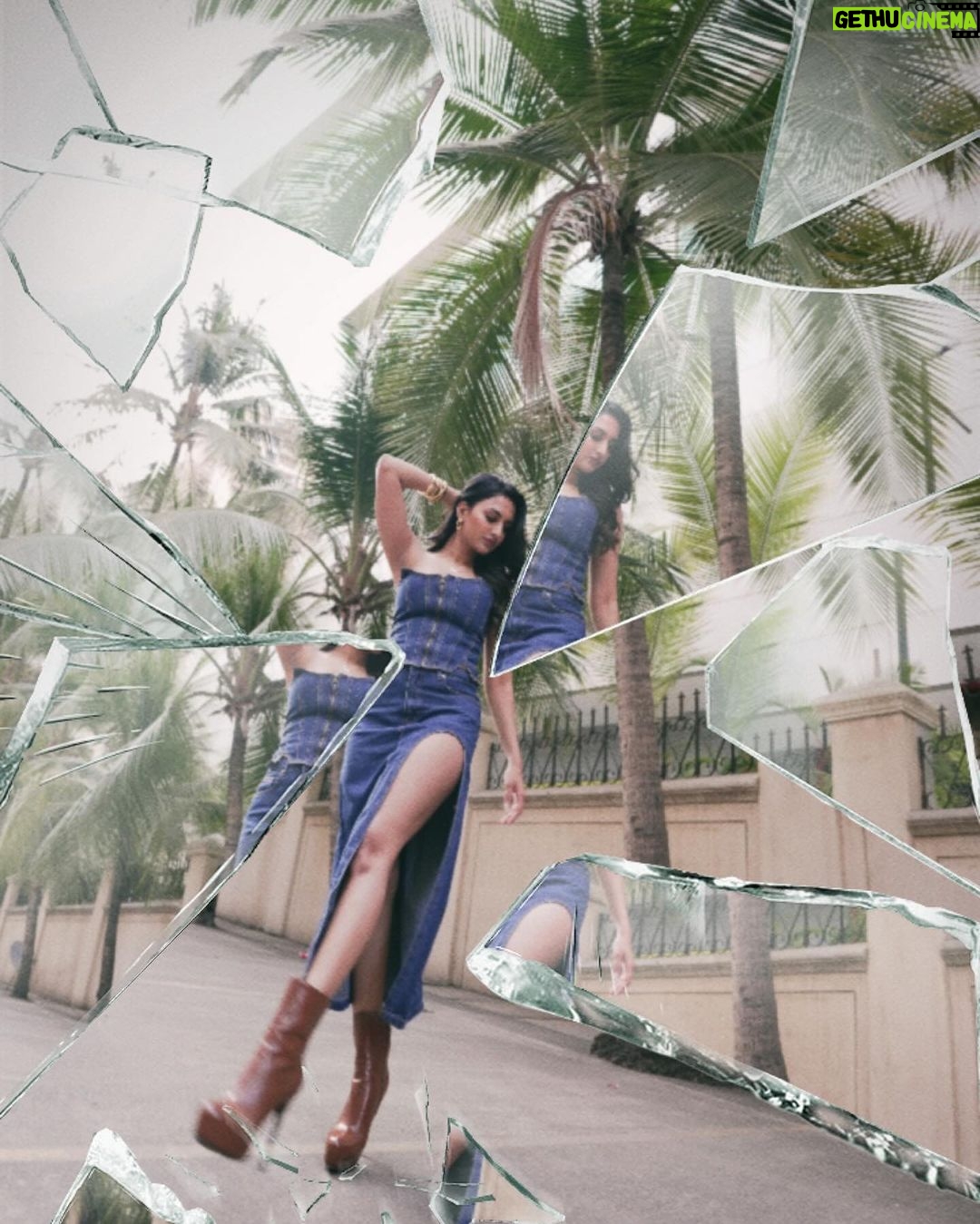 Erica Fernandes Instagram - Denim on denim what a jean-ious idea π Outfit by @freakinsindia Jewellery @timelessjewelsby_s @ishhaara @ascend.rohank Boots by @londonrag_in Outfit courtesy @shrushti_216 Hair by @hair_by_rahulsharma Makeup @makeupbynayan