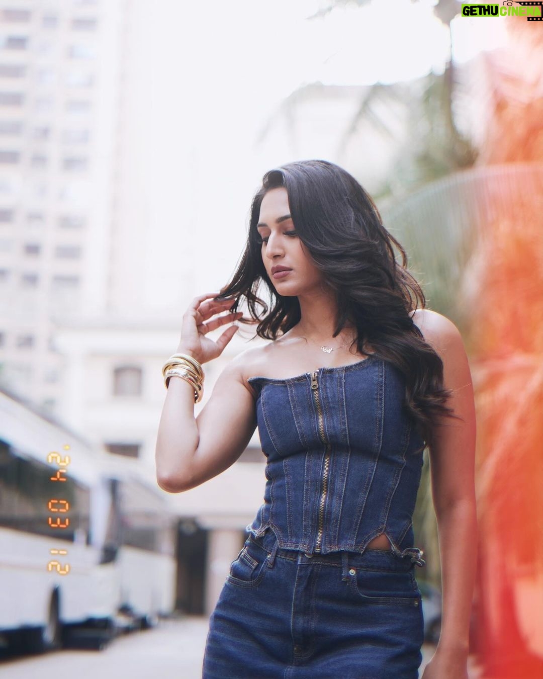 Erica Fernandes Instagram - Denim on denim what a jean-ious idea π Outfit by @freakinsindia Jewellery @timelessjewelsby_s @ishhaara @ascend.rohank Boots by @londonrag_in Outfit courtesy @shrushti_216 Hair by @hair_by_rahulsharma Makeup @makeupbynayan