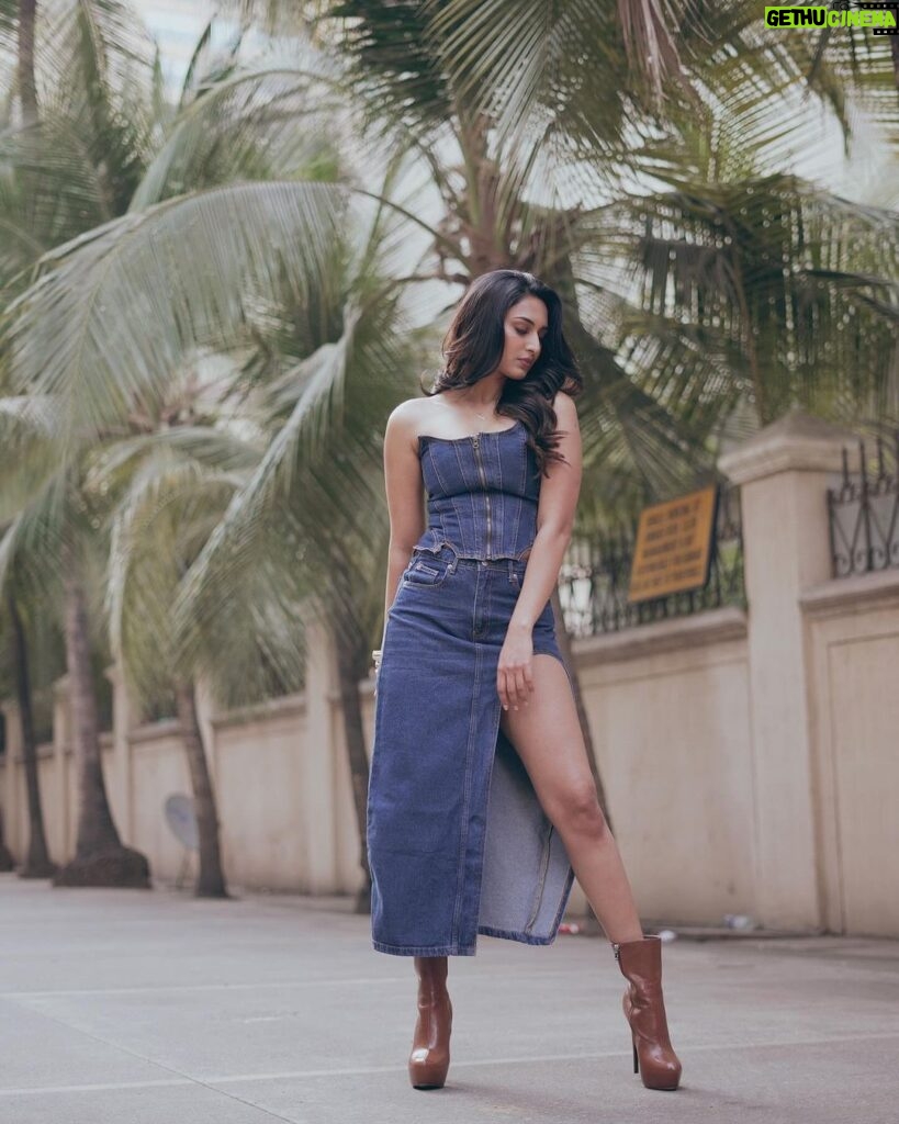 Erica Fernandes Instagram - Denim on denim what a jean-ious idea 😋 Outfit by @freakinsindia Jewellery @timelessjewelsby_s @ishhaara @ascend.rohank Boots by @londonrag_in Outfit courtesy @shrushti_216 Hair by @hair_by_rahulsharma Makeup @makeupbynayan