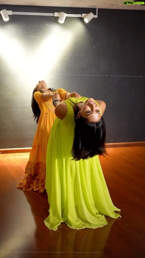 Erica Fernandes Instagram - After I began moving to the music again, I realized the importance of loosening up my stiffened back. I’m now eager to restart my yoga practice to regain flexibility. Thank you, Nidhi, for your patience in teaching and accompanying me through this. Choreography by @nidhikumardance #DanceWNids 📍 @nkdstudiosofficial 📸 @vickysvisualz Edited: @anmoltawde