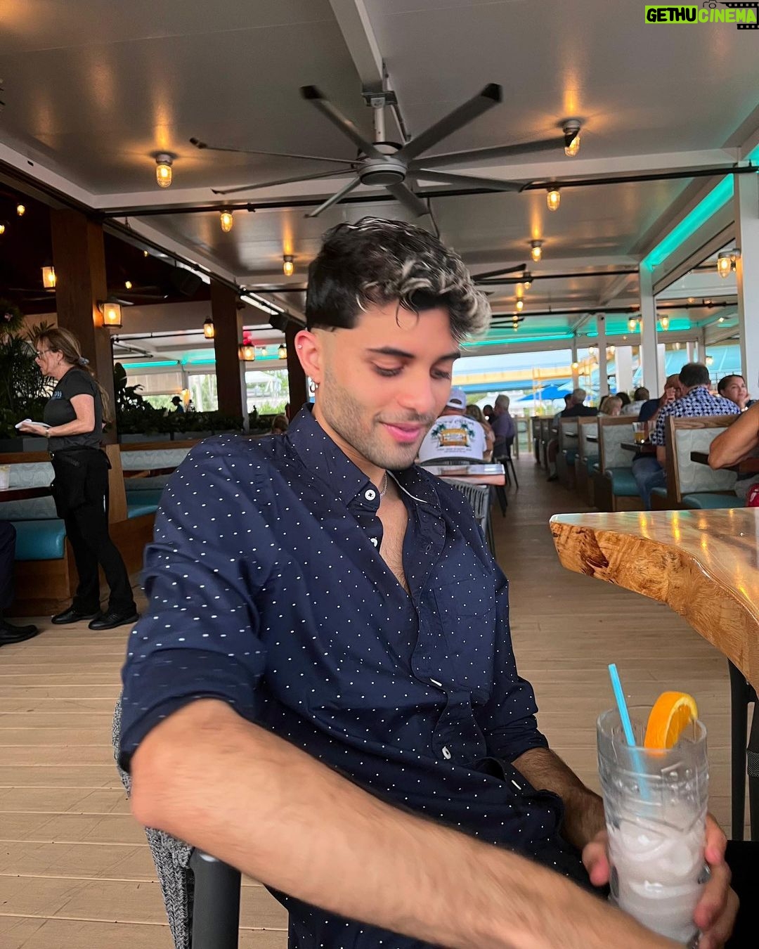 Erick Brian Colón - 223.6K Likes - 🍹