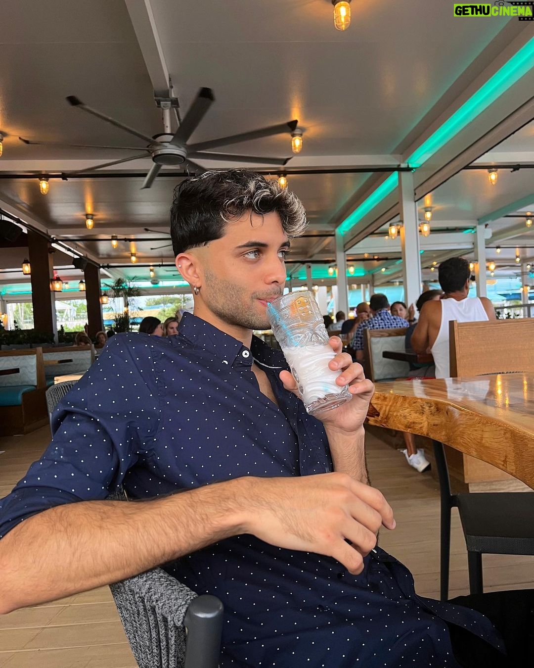 Erick Brian Colón - 223.6K Likes - 🍹