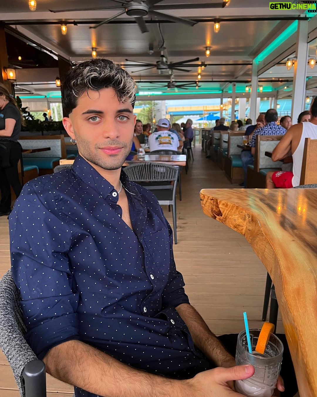 Erick Brian Colón - 223.6K Likes - 🍹