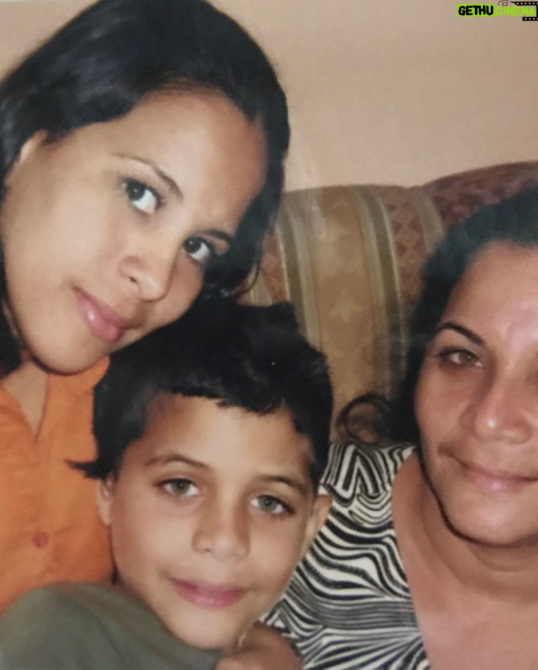 Erick Brian Colón - 250.6K Likes - Feliz día de las madres!! ❤️ en especial a las dos mujeres más importantes en mi vida! Las Amoooo!! ❤️