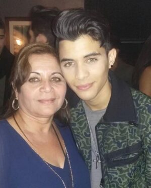 Erick Brian Colón Instagram - Feliz día de las madres!! ❤️ en especial a las dos mujeres más importantes en mi vida! Las Amoooo!! ❤️