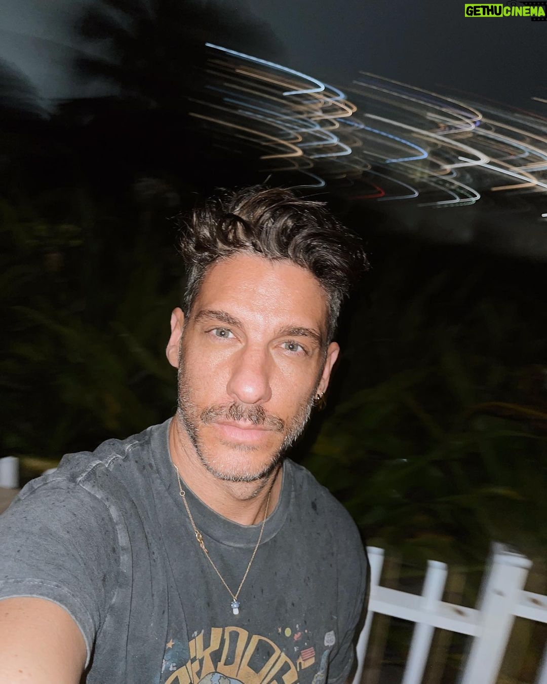 Erick Elías Instagram - No culpes a la noche. 🌚 Miami, Florida