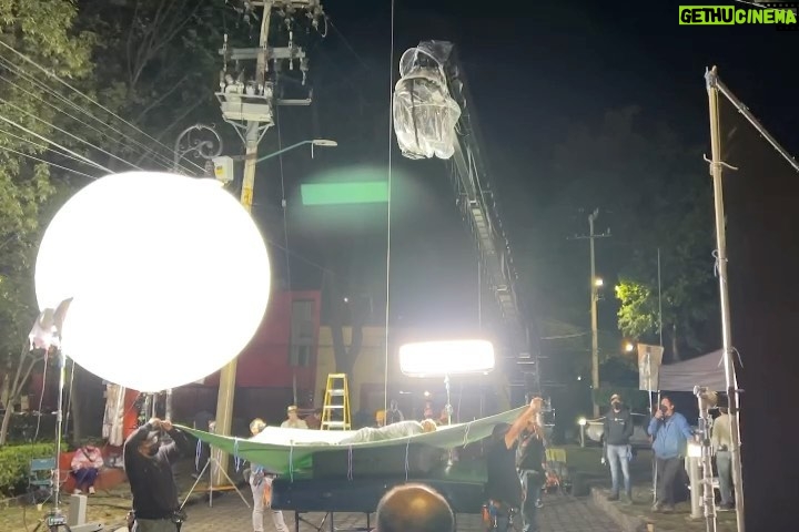 Erick Elías Instagram - Detrás de cámaras de QUIERO TU VIDA. Una escena complicada de realizar. Colgado de una grúa, con lluvia, frio, en la madrugada… pero fue muy divertido! Gracias @jorgecolon por cuidarme siempre! @casillas24fps 📸 @alfonsozapata