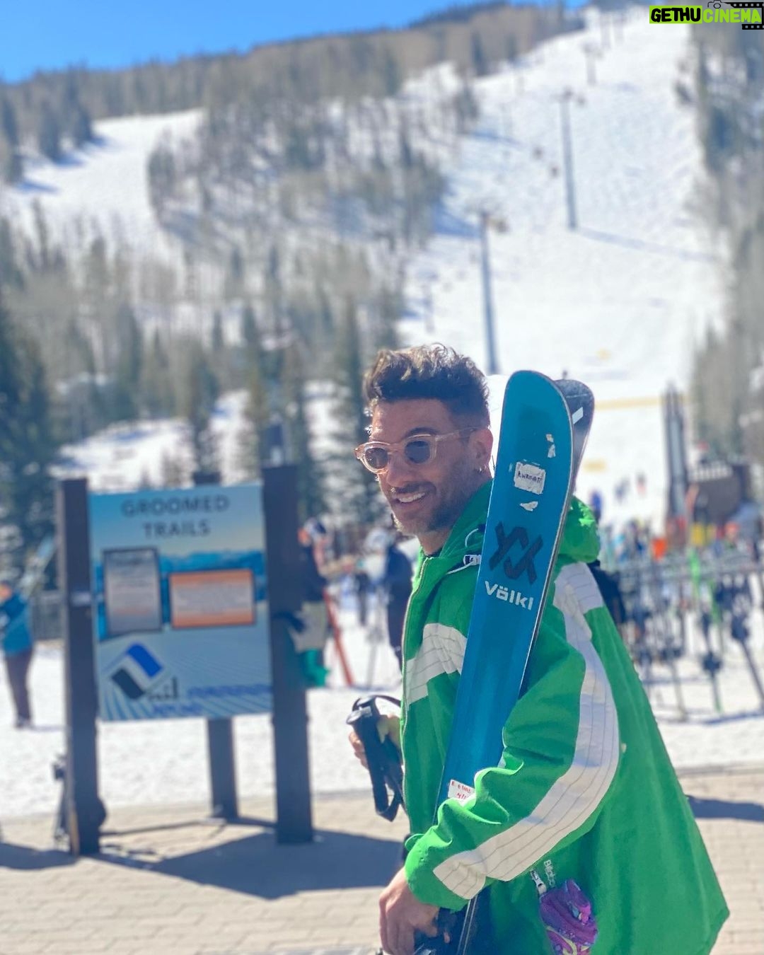 Erick Elías Instagram - Spring skiing 🎿 @epicmountainrentals @epicpass_esp Vail, Colorado