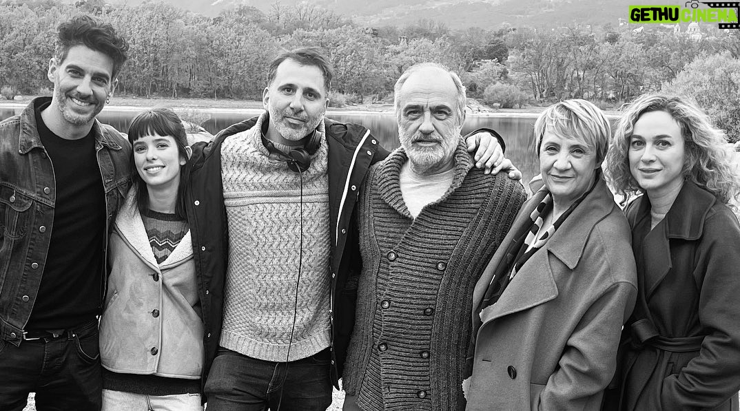 Erick Elías Instagram - Hoy regreso a casa!… 😃😩 feliz de haber pasado tantos meses con gente talentosa, creativa, divertida, sensible pero sobre todo gente buena! Sin duda esta fue la característica principal de este gran equipo de Días Mejores. Los voy a extrañar y estoy seguro que nos volveremos a juntar muy pronto! Los quiero… ❤️🇪🇸 #diasmejoresT2 @martahazas @portimarti @cesc_orella @albaplanas_ @alejoflah @matadme_mucho @wickedpaco @palomamolinatemboury @zetastudiosprod @sebastianvibes @holau_perez @raquel_m_hair @anita.make.up @alilopezmed @maicamairata_ @ereapereiro @quiqueegonzalez @anajaramartinezok @carolrovira @mar.olid @vi0le @mireia.romero.s @jairocircle @fotocycle @mariacodinarebull @liyochacon (me faltaron muchos más 🙈❤️❤️) Madrid, Spain