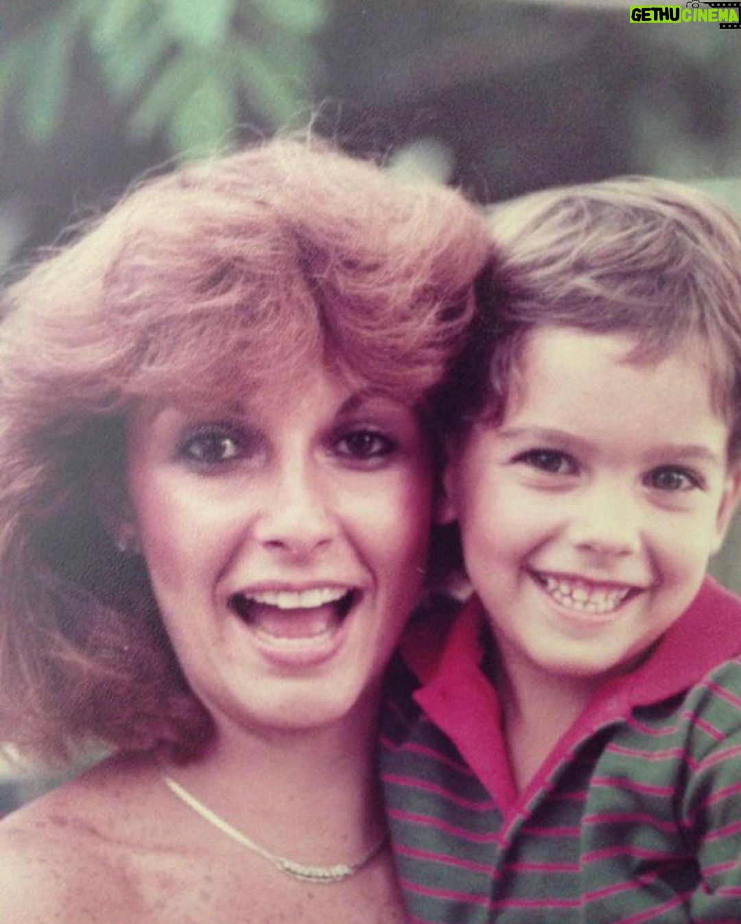 Erick Elías Instagram - Te amo muchisisi.. mamá! ❤️ @ceciliaraby #felizdiadelasmadres