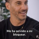 Erick Elías Instagram - Soltar, perdonar y dejar ir es algo fundamental para lograr paz interior y construir bienestar duradero. Las personas que cargan un dolor o un recuerdo que les pesa, terminan sufriéndolo. Eso causa estrés, depresión y/o ansiedad. Es importante aprender a no victimizarnos y poder ver las lecciones de lo sucedido, enfocarnos en disfrutar el presente e ilusionarnos con el futuro. Ahí reside la clave de la verdadera felicidad ¿coincides? Coméntame la palabra PODCAST si quieres que te envíe el enlace para ver el episodio completo 🎧📺