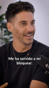 Erick Elías Instagram - Soltar, perdonar y dejar ir es algo fundamental para lograr paz interior y construir bienestar duradero. Las personas que cargan un dolor o un recuerdo que les pesa, terminan sufriéndolo. Eso causa estrés, depresión y/o ansiedad. Es importante aprender a no victimizarnos y poder ver las lecciones de lo sucedido, enfocarnos en disfrutar el presente e ilusionarnos con el futuro. Ahí reside la clave de la verdadera felicidad ¿coincides? Coméntame la palabra PODCAST si quieres que te envíe el enlace para ver el episodio completo 🎧📺