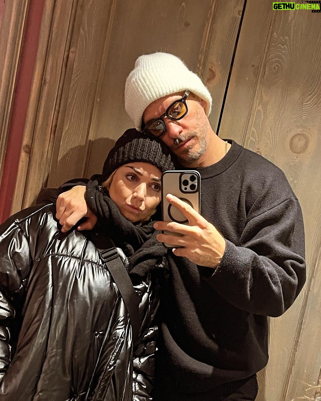 Erick Elías Instagram - Más amor en este 2024! 🫶🏻🌎🤍 #happynewyear 🧿