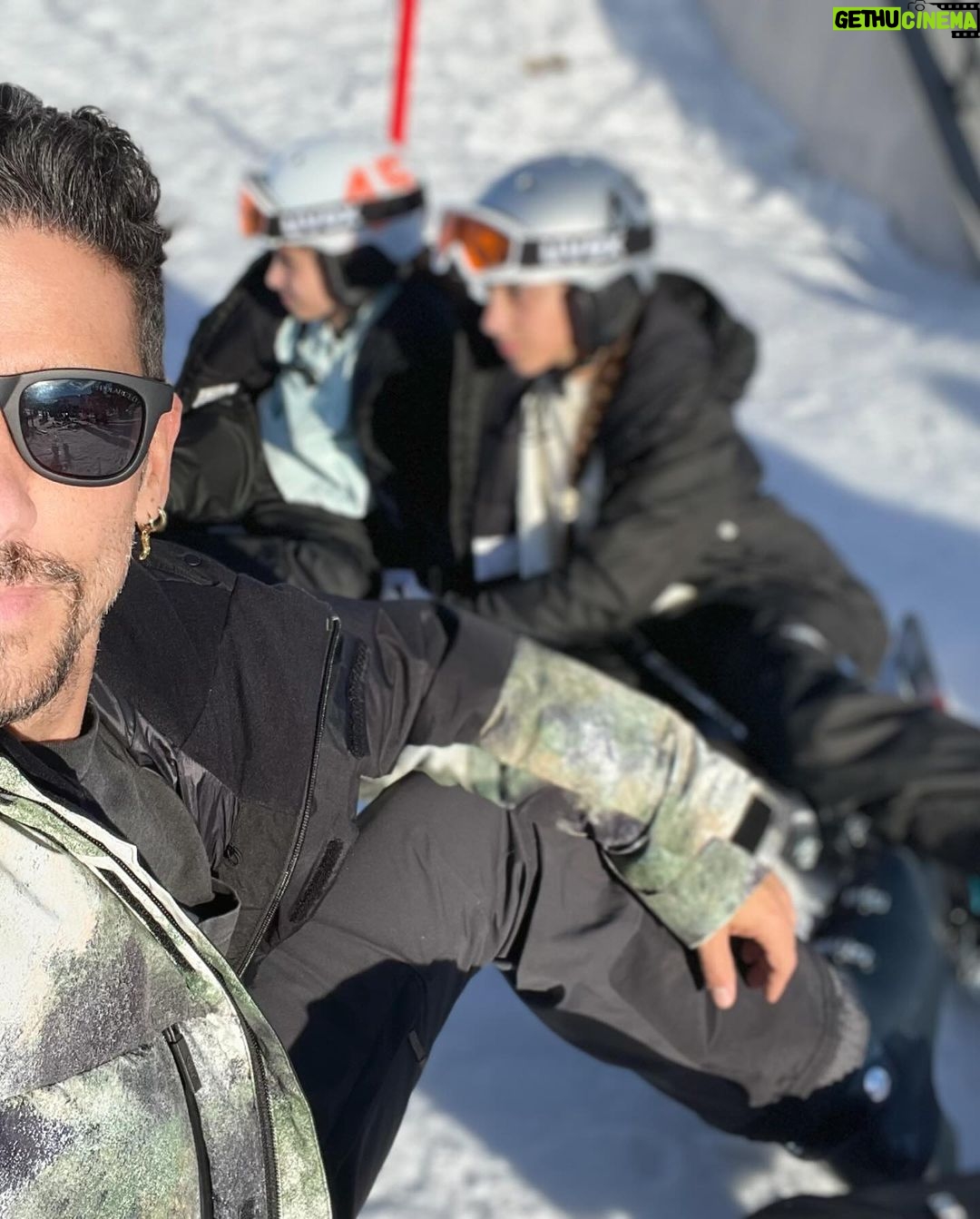 Erick Elías Instagram - Más amor en este 2024! 🫶🏻🌎🤍 #happynewyear 🧿