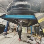 Erik Kituashvili Instagram - Мелкий неприятный звук на холодную, при утреннем старте Коляна меня немного озадачил, я помню что он был по утрам крайний месяц, но на горячую его не было,хотя ездил я раза 3 максимум. Думали сегодня на дачу поехать, но поехали к @pashtet_hpc и @vladov_mihail с @monika.smlife Важно что буквально на днях я был у официалов, мы подняли тачку и решили что что-то осыпалось в глушителе. Ну ок. Приезжаю в HPC, 15 минут туда-сюда, вывод…можем положить мотор на тачке с пробегом 30к! Я говорю Мишань ты чё? Ответ: Одно из креплений выхлопной системы, в месте сварки в 2-х местах треснуло от температур, может сработать датчик детонации, тачка подумает что детон! Будет переливать топливо,далее конец мотору🤬 Вы моё лицо прикидаваете? Я вспомнил милых парней в официале! Охренел и дальше началось! Аргон, туда сюда…его нет! Нужно звонить ☎️ и тд! Пока весь этот кипишь происходил) решили поменять масло: мотор,коробка,редуктора, фильтра и тд! Далее разобрали мозги коробки, всё проверили, промыли) поставили элитную крышку на коробку -10 градусов оригинал пластик! Ну и весь день пролетел;( приехали домой помыли Колюню) будем спать) завтра на дачу. Прайс ТО озвучивать не буду, материалы стоят конь! Спасибо моей любимой ❤️ что весь день была со мной) и спасибо парням что сделали всё за один день! Мотор! Спасибо что живой😂