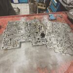 Erik Kituashvili Instagram - Мелкий неприятный звук на холодную, при утреннем старте Коляна меня немного озадачил, я помню что он был по утрам крайний месяц, но на горячую его не было,хотя ездил я раза 3 максимум. Думали сегодня на дачу поехать, но поехали к @pashtet_hpc и @vladov_mihail с @monika.smlife Важно что буквально на днях я был у официалов, мы подняли тачку и решили что что-то осыпалось в глушителе. Ну ок. Приезжаю в HPC, 15 минут туда-сюда, вывод…можем положить мотор на тачке с пробегом 30к! Я говорю Мишань ты чё? Ответ: Одно из креплений выхлопной системы, в месте сварки в 2-х местах треснуло от температур, может сработать датчик детонации, тачка подумает что детон! Будет переливать топливо,далее конец мотору🤬 Вы моё лицо прикидаваете? Я вспомнил милых парней в официале! Охренел и дальше началось! Аргон, туда сюда…его нет! Нужно звонить ☎️ и тд! Пока весь этот кипишь происходил) решили поменять масло: мотор,коробка,редуктора, фильтра и тд! Далее разобрали мозги коробки, всё проверили, промыли) поставили элитную крышку на коробку -10 градусов оригинал пластик! Ну и весь день пролетел;( приехали домой помыли Колюню) будем спать) завтра на дачу. Прайс ТО озвучивать не буду, материалы стоят конь! Спасибо моей любимой ❤️ что весь день была со мной) и спасибо парням что сделали всё за один день! Мотор! Спасибо что живой😂
