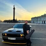 Erik Kituashvili Instagram - Петербург город необычных людей и необычных подарков. У петербуржцев особый дух, особая сила. С гордостью держу в руках подарок, который значит для меня многое.