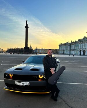 Erik Kituashvili Instagram - Петербург город необычных людей и необычных подарков. 
У петербуржцев особый дух, особая сила. 

С гордостью держу в руках подарок, который значит для меня многое.