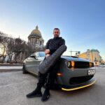 Erik Kituashvili Instagram - Петербург город необычных людей и необычных подарков. У петербуржцев особый дух, особая сила. С гордостью держу в руках подарок, который значит для меня многое.