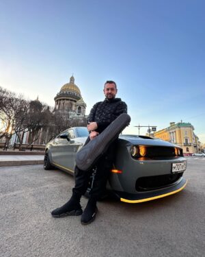 Erik Kituashvili Instagram - Петербург город необычных людей и необычных подарков. 
У петербуржцев особый дух, особая сила. 

С гордостью держу в руках подарок, который значит для меня многое.