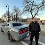 Erik Kituashvili Instagram - Петербург город необычных людей и необычных подарков. У петербуржцев особый дух, особая сила. С гордостью держу в руках подарок, который значит для меня многое.