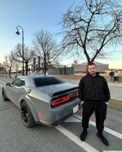 Erik Kituashvili Instagram - Петербург город необычных людей и необычных подарков. У петербуржцев особый дух, особая сила. С гордостью держу в руках подарок, который значит для меня многое.