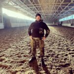 Erik Kituashvili Instagram – С наступившим Новым Годом, как отметили ? Я вот в окружении семьи, тихо и уютно. Начинаем этот год продуктивно, 2-е января, а мы с командой уже снимаем… снимаем электрический москвич. Надо Варпача пригласить, пусть скажет свое мнение )