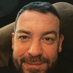 Erik Kituashvili Instagram - Вот ты и ушёл,2022 год.. , год личных побед и поражений, год болезней, год всего, что только можно представить! Думаю следующее… 2023-й будет еще хлеще… не расслабляемся…. только вместе мы сила 💪 Собрались и двигаемся вперед, несмотря ни на что. Будет сложно….. очень сложно… так ещё не было поверь. Но других вариантов нет, двигаемся по мере сил, а сил у нас немерено! Привет 2023, да я понимаю твою улыбку, да, но посмотри на мою 😏
