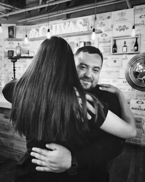 Erik Kituashvili Instagram - Посмотри в эти глаза… я обнимаю свою любовь… свою судьбу…. Я трепал нервы ей примерно 15 лет, я пропадал, я был где то не с ней, я ездил в дома отдыха, но я знал что она моя, даже в те моменты когда это было не возможно, я хитростью её привлёк работать со мной и не смог в 100 й раз завладеть ею, я все ровно не сдавался, ведь это мое по Вселенной, я творил разную немыслимую хуйню, мне 41 год, у меня не было официально жены и детей, я переебал пол страны, таких сяких, но она просто моё, лично моё совершенство! Моя семья завтра за столом будет понимать,  что с их помощью и со своей я добился её, я понял что такое любовь, что такое когда ты не пытаешься купить человека, а любишь его. Я буду всем своим нутром и духом идти с ней до конца своих дней! Это моя мечта, это моя женщина! Телочки пишущие мне на протяжении всех этих лет, всё;) расслабьте свои булки! Шансов ноль! Меня больше нет! 15.10.22 я пропал для вас навсегда! Я счастлив! Мир радуйся! Больше ни слова! Просто иду дальше!