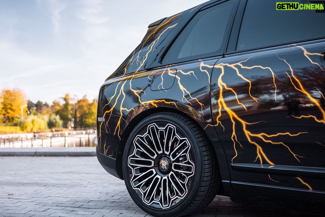 Erik Kituashvili Instagram - @power_wheels сказали что я херовый фотограф и прислали свои😂 🎯 #rr #rollsroyce #cullinan #rollsroycecullinan #moscow #russia #bloger