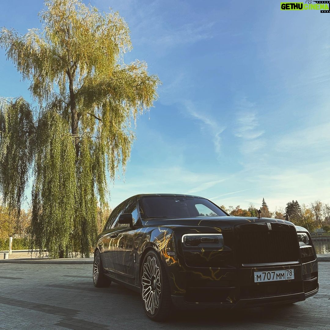 Erik Kituashvili Instagram - Обул Коляна в новые диски от @power_wheels 23-й размер. Очень нравится поведение тачки. Резина ханкук сама по себе 💩 Но другой нету в этом размере вообще. Скоро будет грязь, метель, снег, и много депрессивной погоды, буду себя хоть тапками радовать.