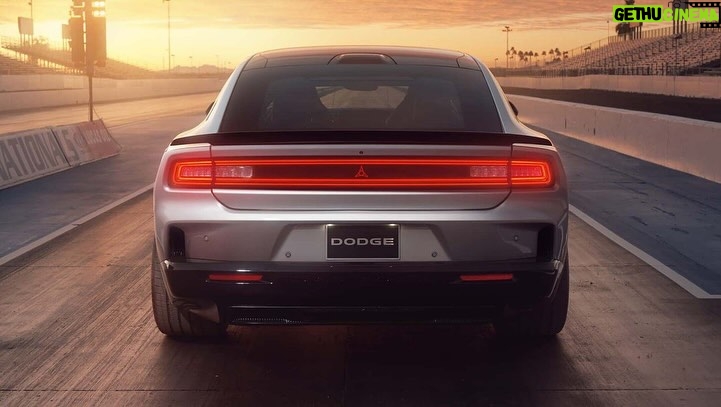 Erik Kituashvili Instagram - Charger Daytona Электричка. 670 сил. 0-100 км/ч. 3.4 сек. Запас хода 507 км Старт продаж в конце года. Как по мне Вин Дизель рыдает. А ты что думаешь по этому поводу?