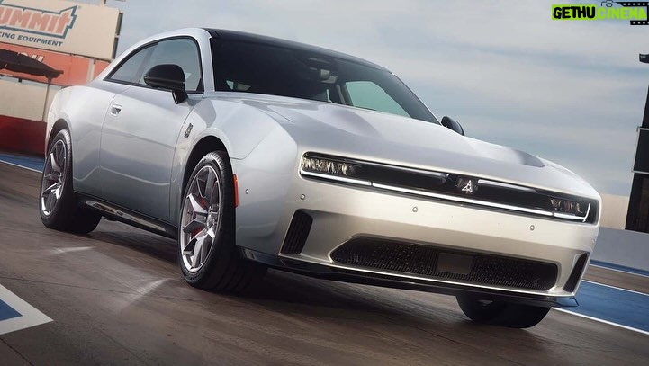 Erik Kituashvili Instagram - Charger Daytona Электричка. 670 сил. 0-100 км/ч. 3.4 сек. Запас хода 507 км Старт продаж в конце года. Как по мне Вин Дизель рыдает. А ты что думаешь по этому поводу?