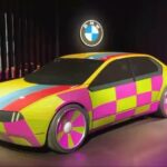 Erik Kituashvili Instagram - Следующее поколение БМВ. BMW Vision Dee. Машина покрыта специальной пленкой E Ink Prism 3 из 240 сегментов — каждый из них может менять цвет индивидуально, всего в наличии 32 оттенка. Видимо история чёрно-белого IX пошла дальше. Думаю в будущем мы сможем с телефона ставить любые обои и любой цвет. #бмв #bmw