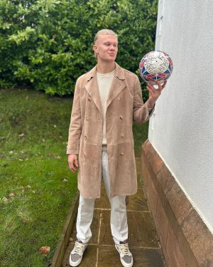 Erling Haaland Instagram - Relaxing after a busy night 😝