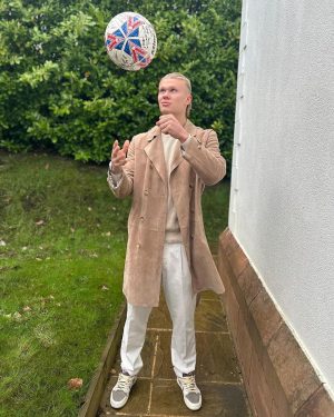 Erling Haaland Instagram - Relaxing after a busy night 😝