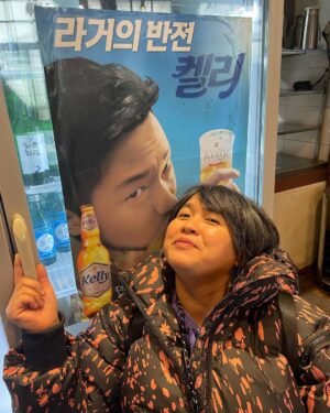 Ernest Prakasa Instagram - Sejak awal gw nulis skenario, @meiranastasia selalu terlibat. Meski secara resmi, namanya memang baru masuk credits di film ke-3, Susah Sinyal. Selain ikut menulis, Meira juga jadi co-director gw di Milly & Mamet, Imperfect, & Cek Toko Sebelah 2.

Akhirnya, setelah mengendap di kepala selama bertahun-tahun, skenario perdana yang Meira tulis sendiri mulai memasuki fase pra-produksi dan akan segera memulai shooting. Kami baru saja merampungkan proses location visit di Seoul, Korea Selatan.

Gw belum bisa cerita banyak tentang project ini, yang pasti skenario & jajaran pemainnya sungguh membuat semangat menggelora.

Nantikan film ke-5 @imajinari.id, sebuah romansa berjudul "Cinta Tak Seindah Drama Korea", karya penulis & sutradara Meira Anastasia. 🤍