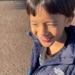 Ernest Prakasa Instagram - Sebelum gw rekam, dia bilang "Papa tadi aku liat itu speed-nya seratus kempeuh". Ternyata "kempeuh" yang dimaksud adalah "kmph" alias Kilometer Per Hour. Anak 9th ini celetukannya aneh-aneh, masalahnya untuk ngaplod video dia tuh minta izinnya alot banget. Harus nego dulu, harus kasi alasan kenapa gw pengen aplod videonya. Bahkan dia pernah ngamuk karna gak suka liat video dia kecil lagi nangis di IG feed gw, alhasil langsung gw archive videonya. Maksud hati ngajarin soal consent, tapi ternyata lumayan merepotkan diri sendiri. 😂 #SnowAurorArashi